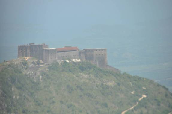 Pouco antes de chegar à Cap-Haitien, sobrevoando a colossal Citadelle, a maior fortaleza do Caribe